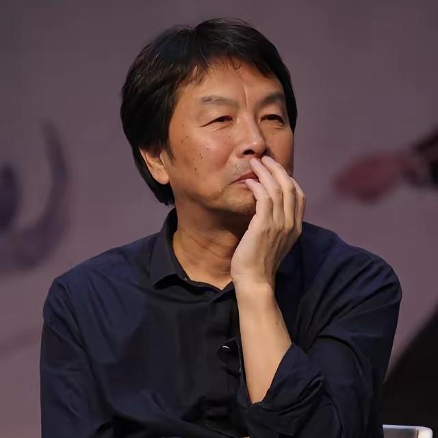 很喜欢刘震云说过的一段话：“虚伪者热衷合群，真诚者偏爱独处。少和人缘太好的人走太