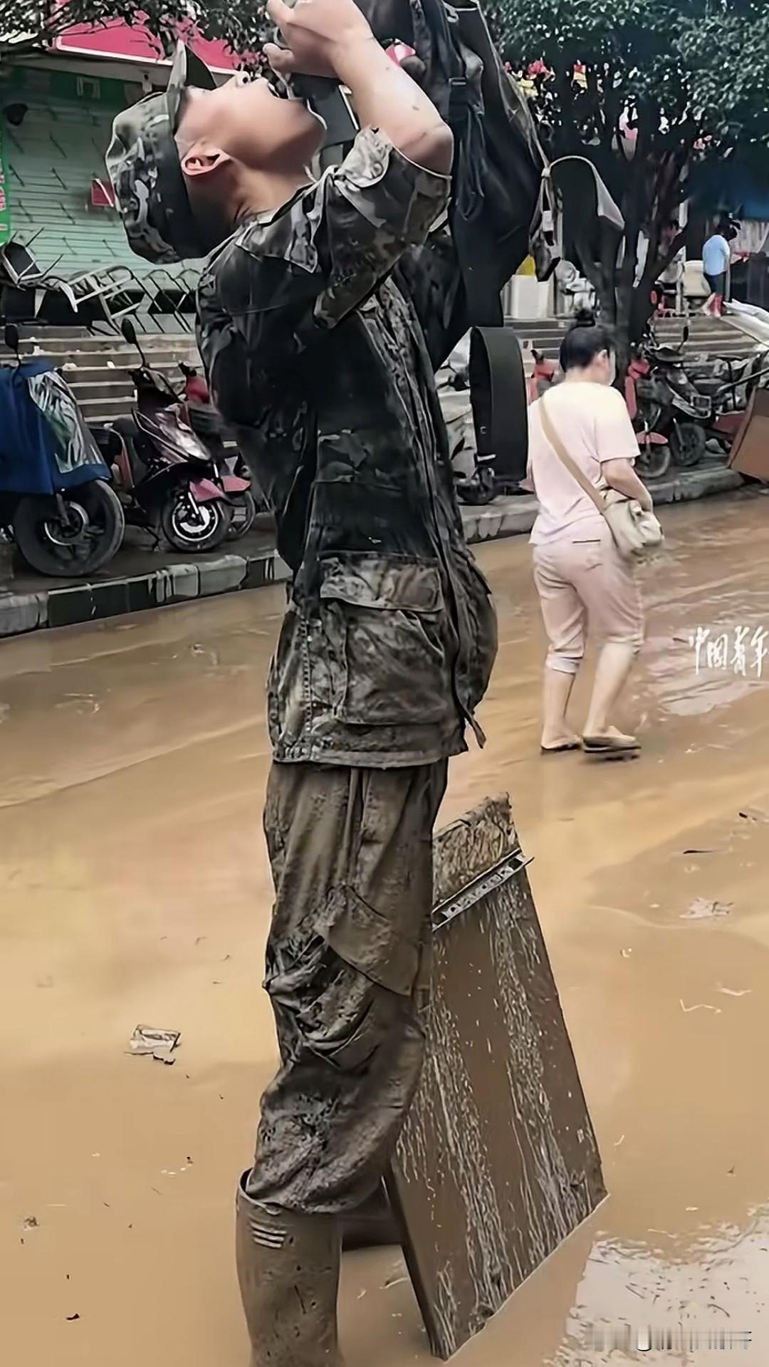 聚是一团火散是满天星，用这句话来形容我们“最可爱的人”再贴切不过了。暴雨过后，街