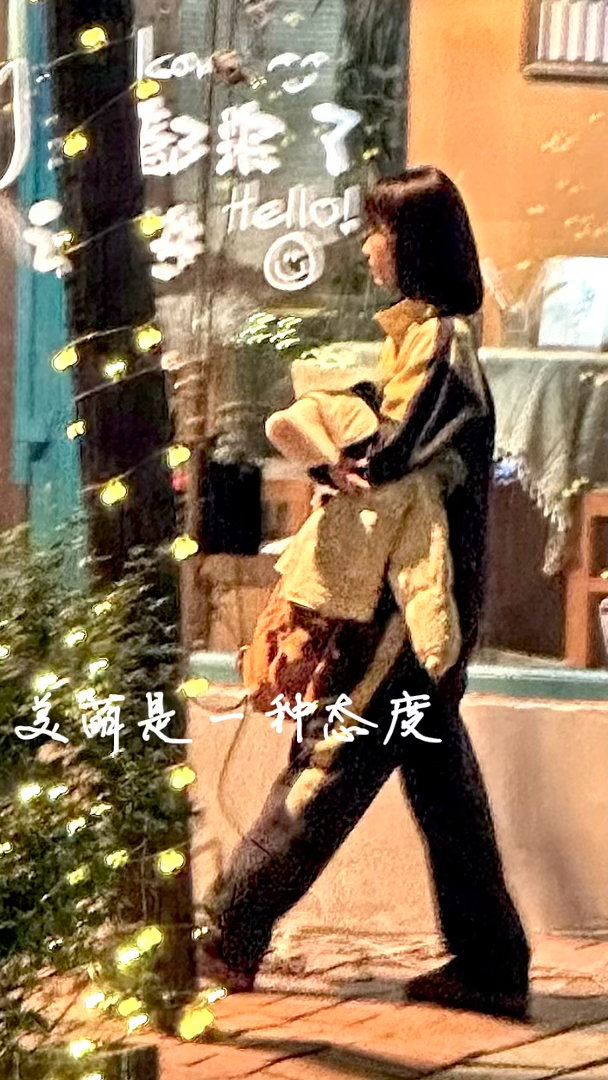 我今天下楼发现我家对面的小区围上了黑布 我一问竟然是陈都灵和屈楚萧在我家楼下对面