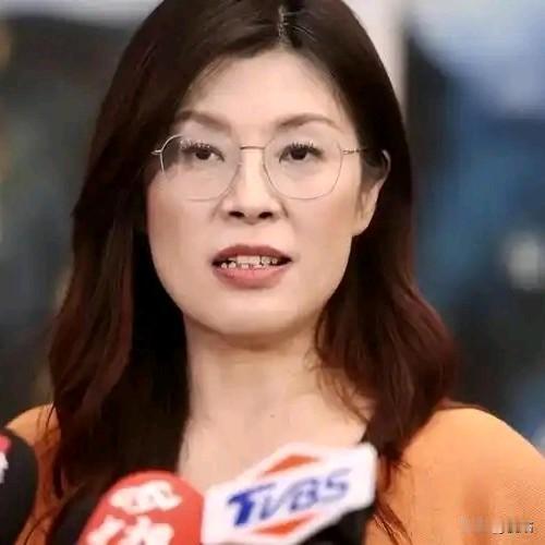 据称，季麟连针对韩国瑜的言辞，是受到了郑丽文的授意或指示。
因为在会前记者已经接