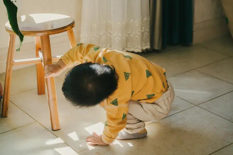 放假回来第一天，跟小臭孩斗智斗勇的一天。

就那么十一天，我回雇主家，孩子变得不