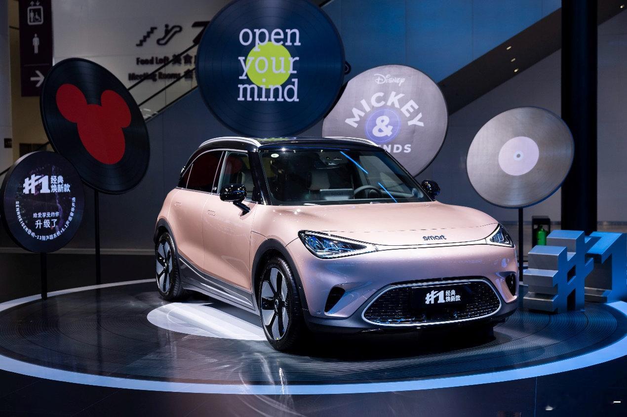 从做小车起家，却不只于小车，smart品牌以奔驰全球设计为基础，融合吉利新能源与