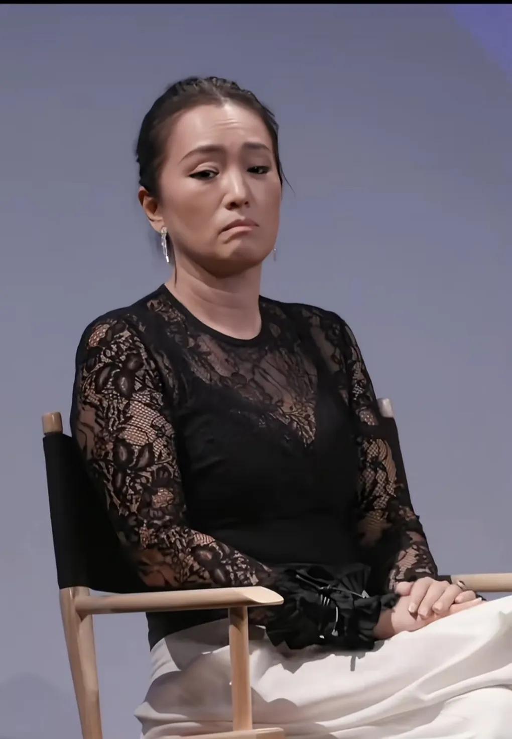 心情不好的巩俐，脸拉着，嘴角都快拉到下巴了。
开心的时候，掩饰不了的的嘴角上扬。