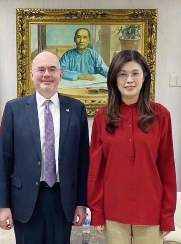 最新消息，4月22日，郑丽文和谷立言正式会面。
当天她的穿搭一出场就格外亮眼：上