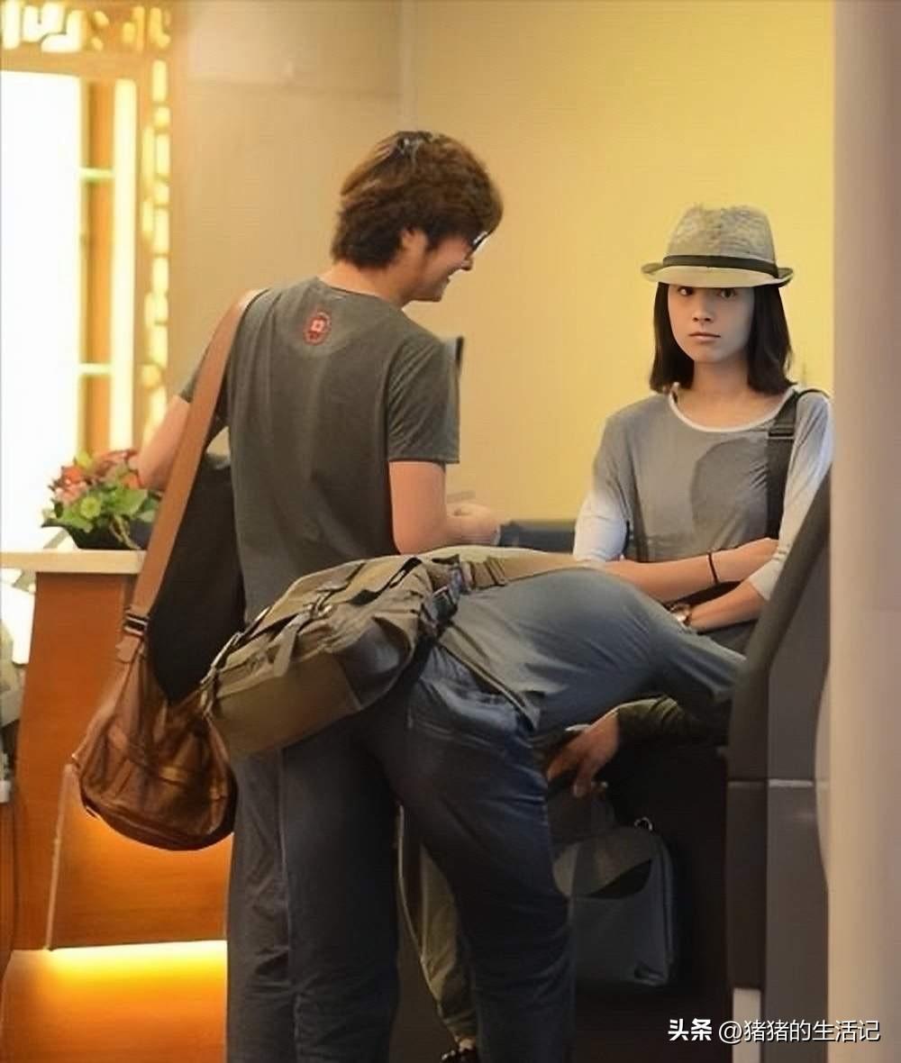 2013年，董洁与王大治，王大治这么看也不丑啊，甚至背影看起来个子很高，并且穿搭