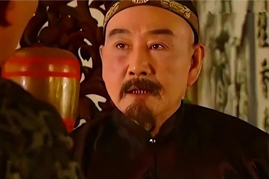 雍正六年，国库空虚，雍正下令抄了曹雪芹的家，拿到曹家的财产清单，雍正倒吸了口凉气