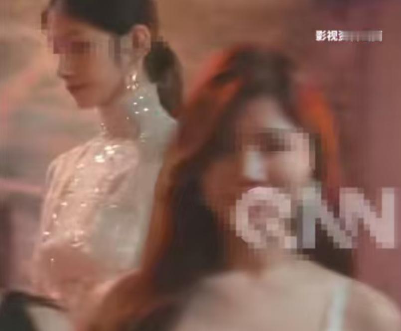 广东一酒吧老板娘以“服务员”名义招揽刚发育女生，诱导其与男顾客“亲密发展”以获取