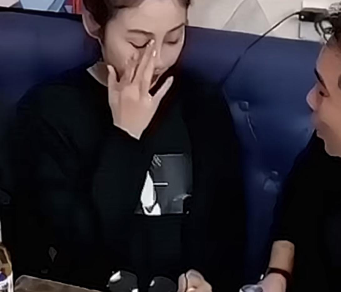 为什么要闭着眼睛？
在玩游戏的时候，
男子接吻之前。故意把纸巾抽掉，女子近视眼，