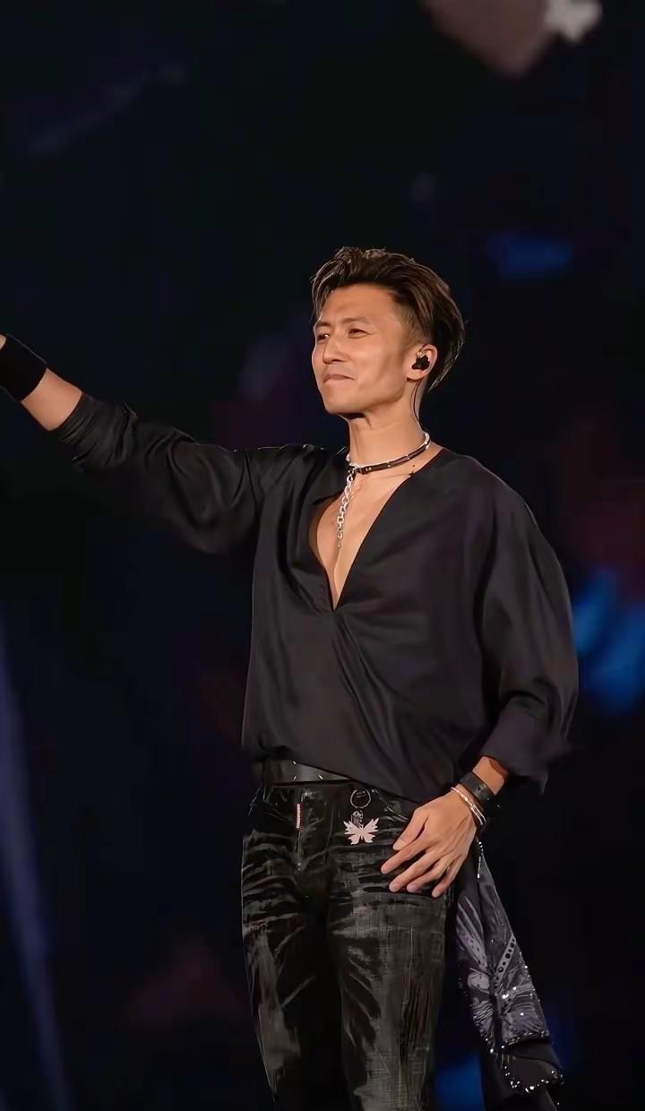 谢霆锋演唱会郑州站，谢霆锋笑得好甜谢霆锋谢霆锋演唱会前奏一响拾起多少人的回忆