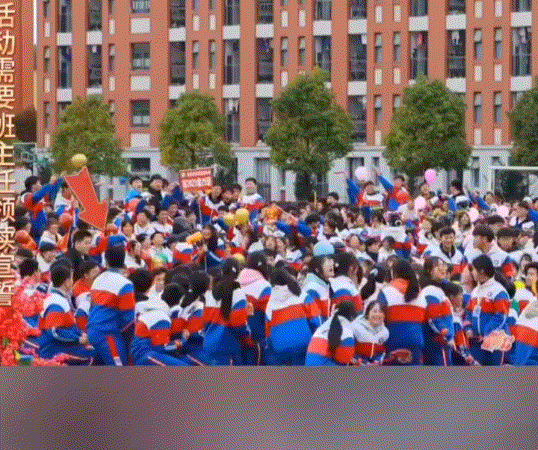 暖心了！贵州，一学校校园活动上，台下一位班主任即将上台发言时，而班主任班级的学生