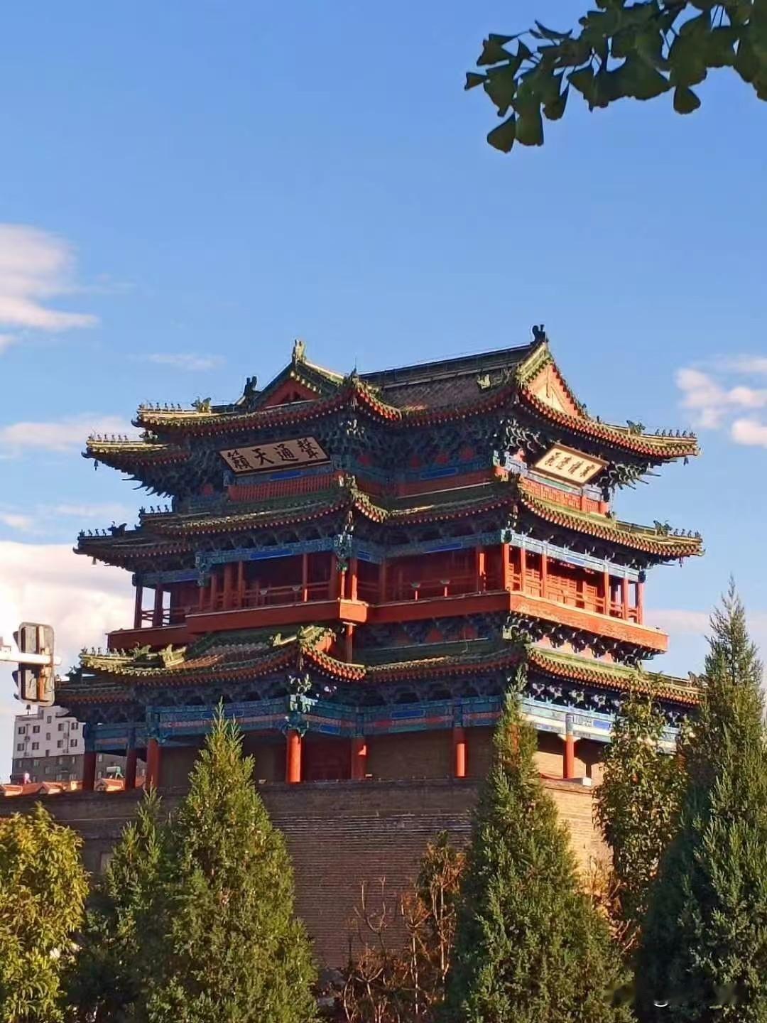 战友老刘跟我说，他两口到宣化吕祖庙街自由市场买菜，看到一个长的很面善的老太太卖黄