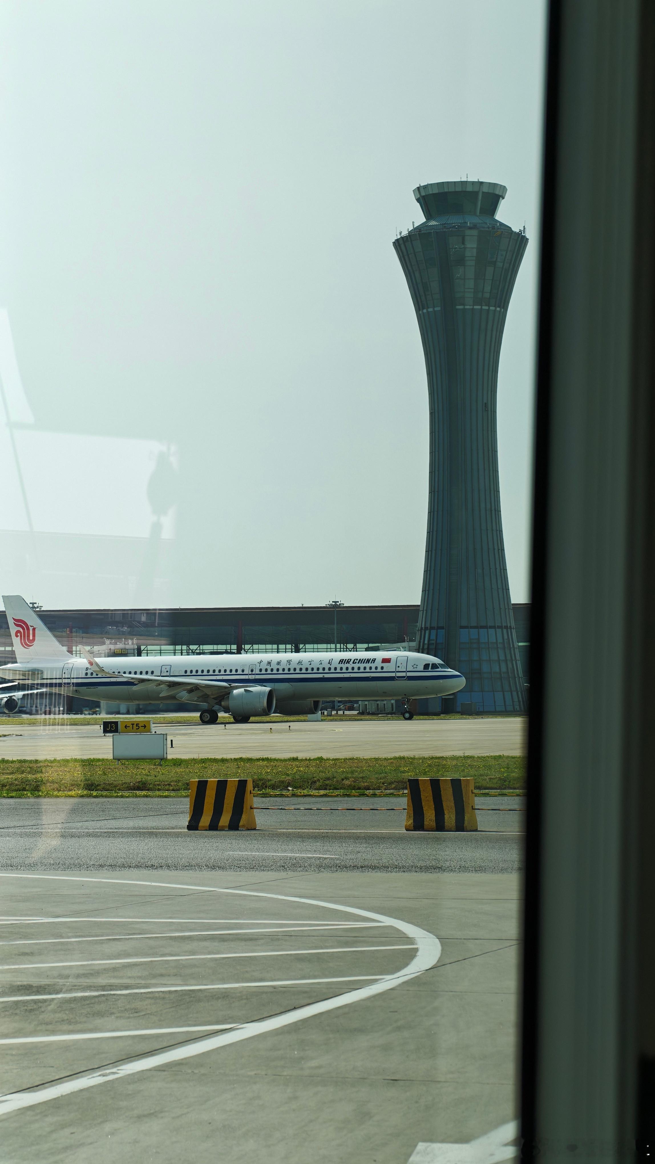 飞深圳 今天简简单单的餐要在飞机上吃一口了美食 赶在北京车展前出差肯定是非常重要