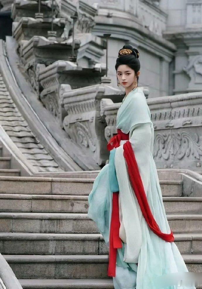 真正的大女主气场，脸生得周正大气，自带一种干净又神性的高级美感。