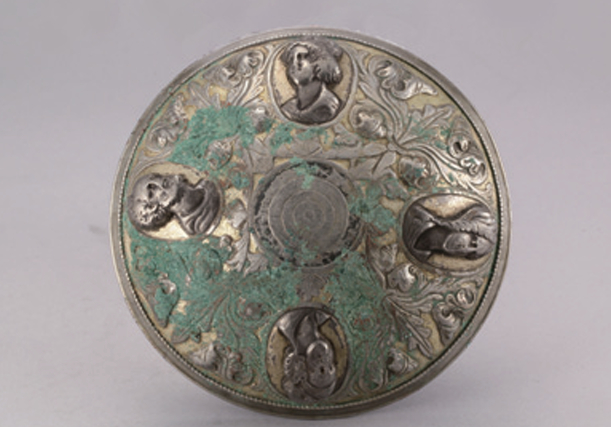 2010年内蒙古锡林郭勒正镶白旗伊和淖尔墓葬地出土古罗马 鎏金头像银碗 