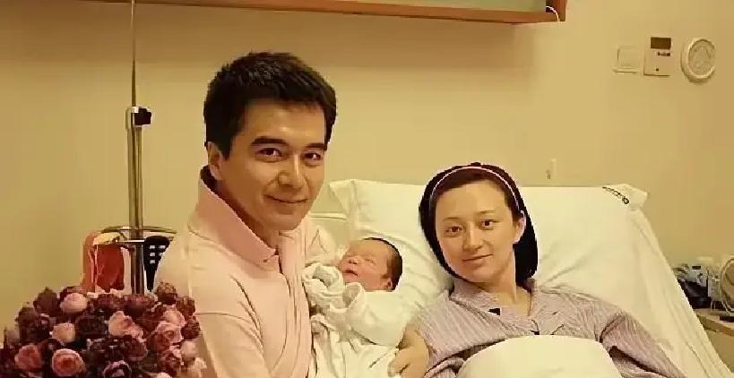 女儿在国外拿舞蹈冠军那天，他正在话剧海报最角落的地方谢幕。
十年前妻子怀孕写剧本