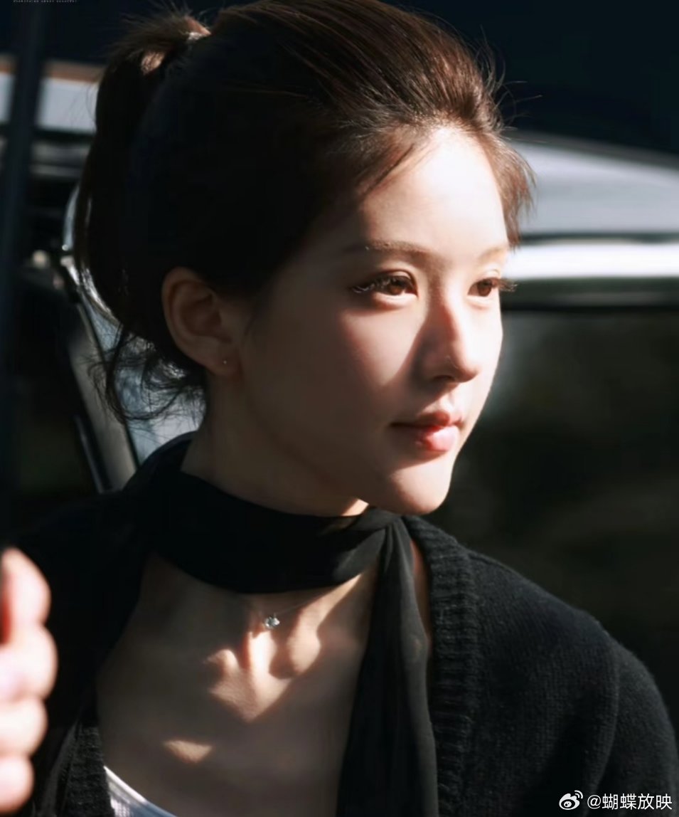 赵露思[超话]  露思最后一张照片多阳光多青春啊，小小的一只多可爱！前面的真的太