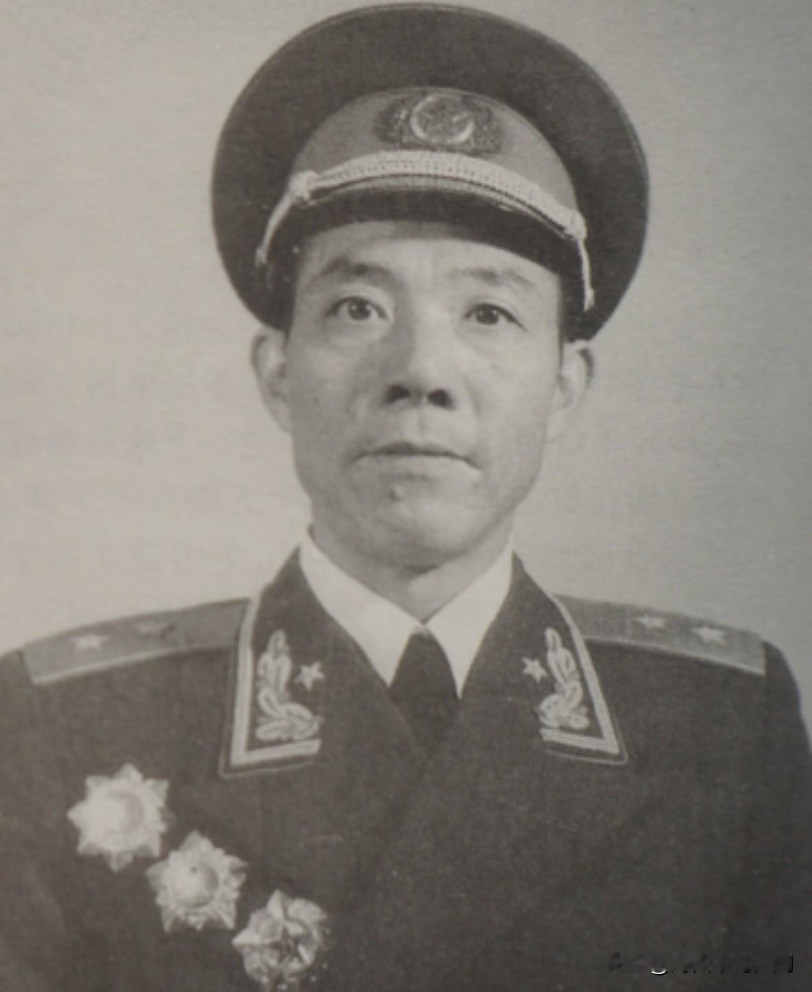 他是开国中将。江西万载人，15岁参加红军，走完二万五千里长征。他被誉为我军干部工