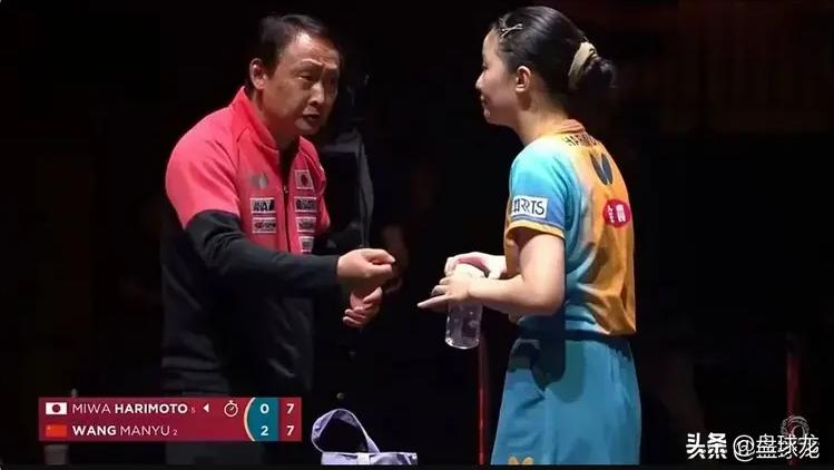 张本美和不是被王曼昱打哭的，是被她爸张宇气哭的。

本场张本美和大比分0：2落后