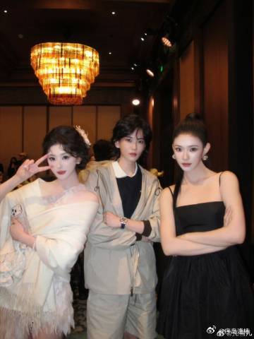 孔雪儿vogue集邮照 穿搭实力派，孔雪儿的每一次亮相都让人眼前一亮。她在镜头下