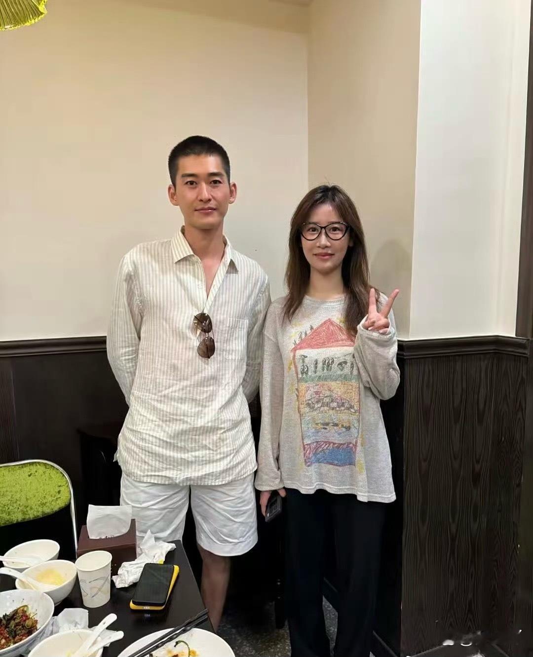 张翰在上海逛街吃饭被偶遇，他减肥了，剪了寸头，没有油腻的感觉了！ 