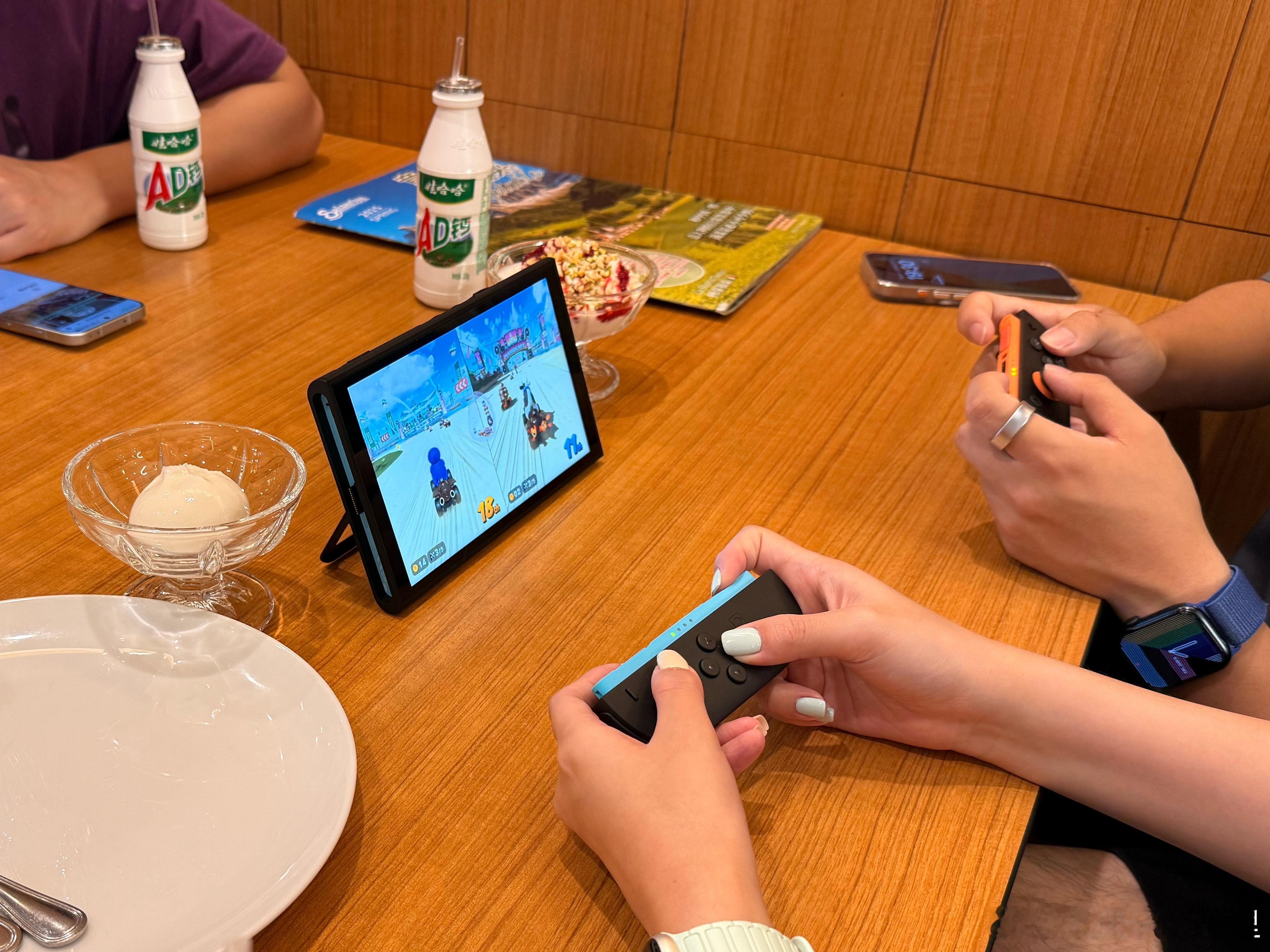 太卷了，吃饭也在练！switch2马里奥赛车世界 ​​​
