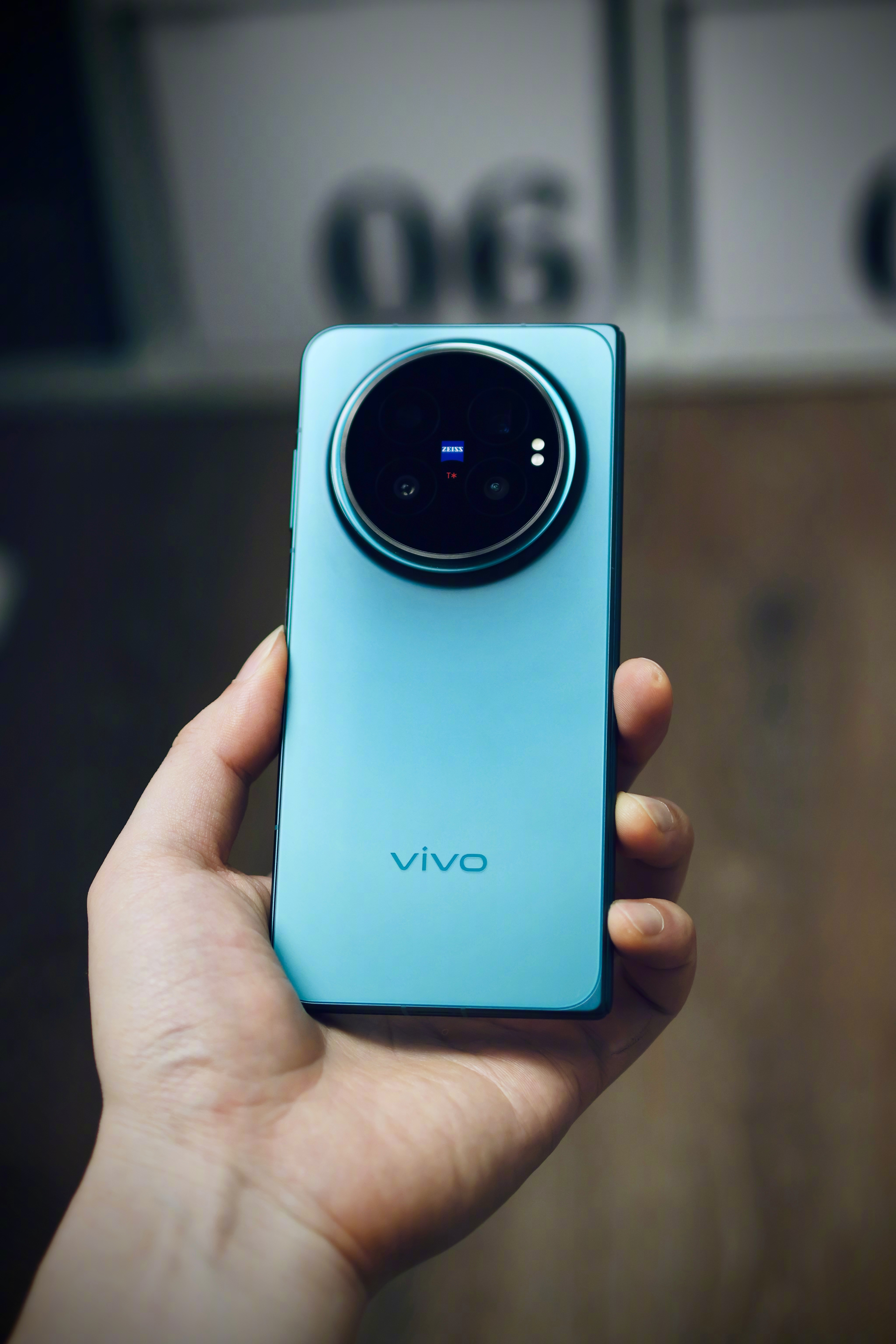 vivo X Fold6蓝洞配色绝非单调纯色蓝，整体是带细腻绿调的渐变海青蓝，也