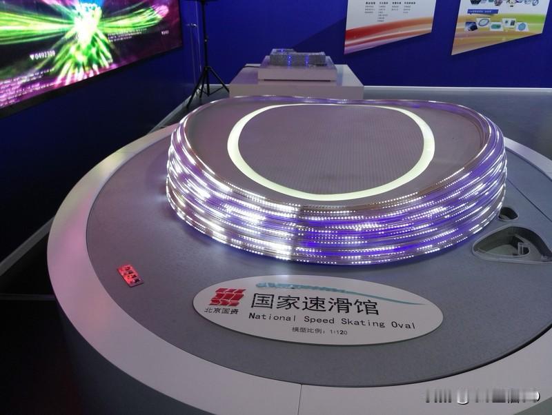 鞍钢集团、发展促进，绿色生态、创新创造，新能源；新绿色的动力”巩固资源能源领域发