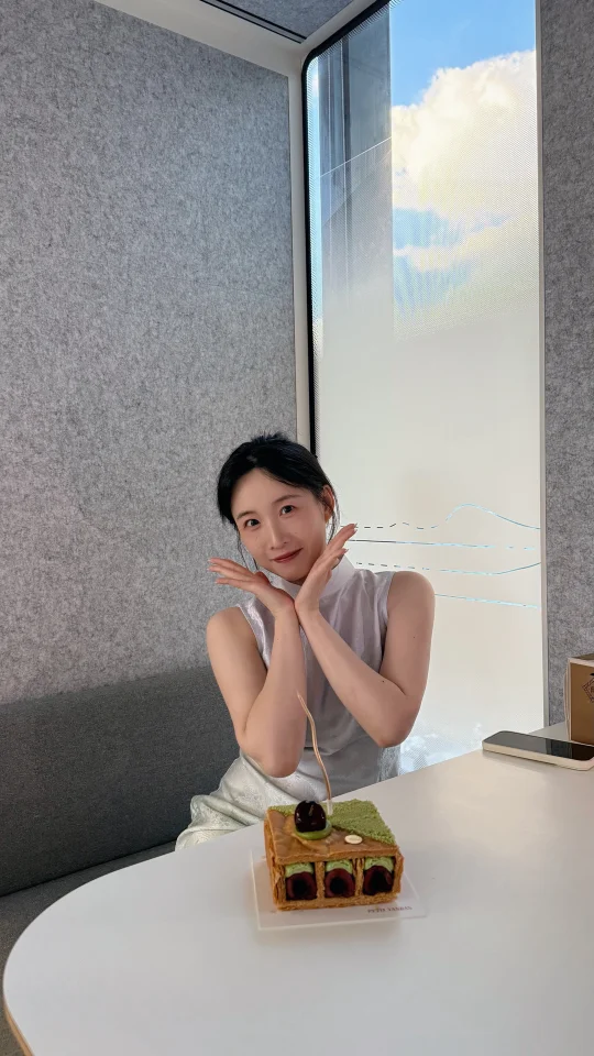 和好朋友们在会议室里