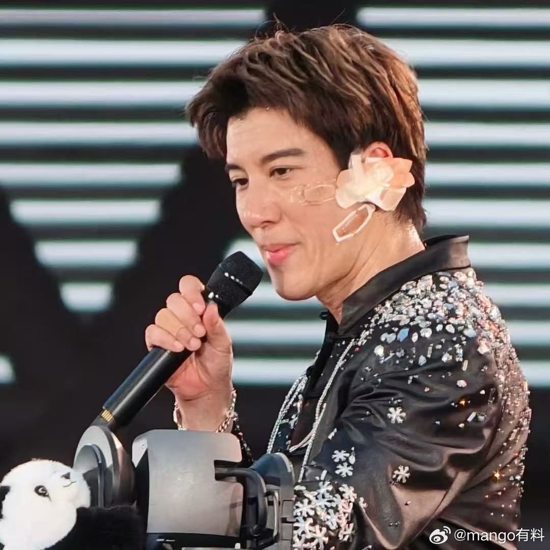 王力宏摔倒丝毫没影响舞台检查设备检查设备到底还要说几遍，耳返都摔坏了，也是没谁了