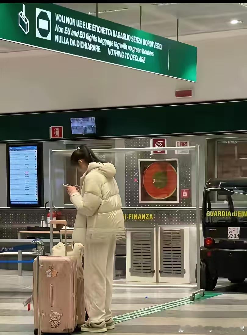 李盈莹已经抵达米兰，庄据说是不同航班。中国女排李盈莹加盟米兰