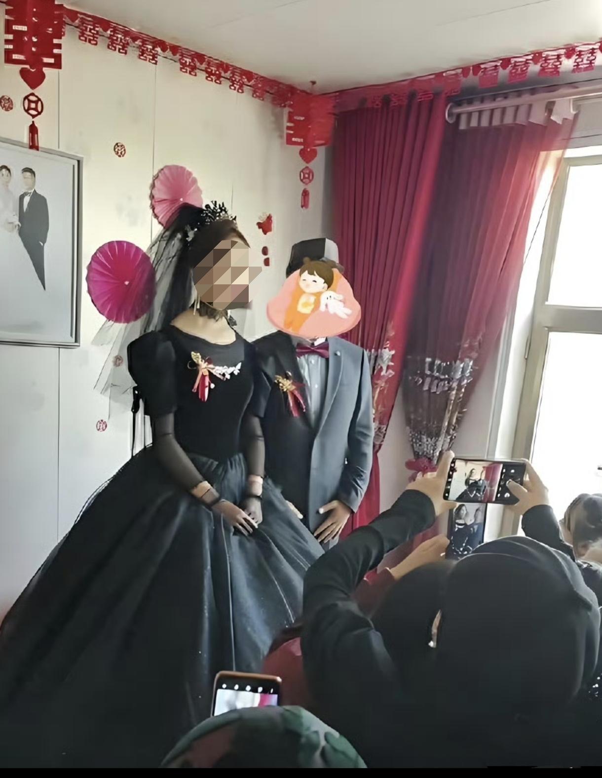 新娘的黑色婚纱很独特，新郎得好好准备应对众人目光了。按照中国思维，白纱也强不到哪