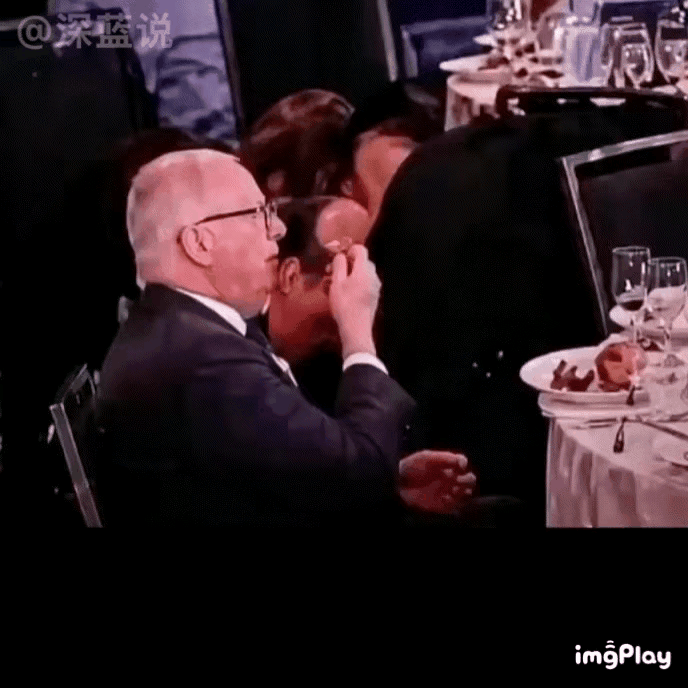 谁的钱也不是大风刮来的，终于理解他在枪击现场吃东西了
白宫枪击案当晚的视频中，有