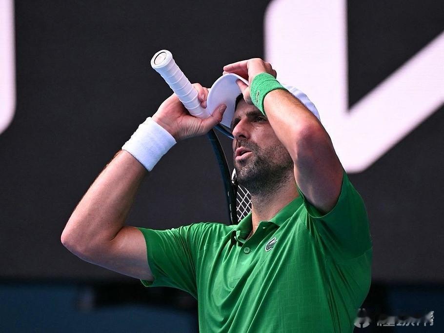 德约科维奇再收退赛大礼…澳网男单1/4决赛，十届赛会冠军德约科维奇对阵穆塞蒂。穆