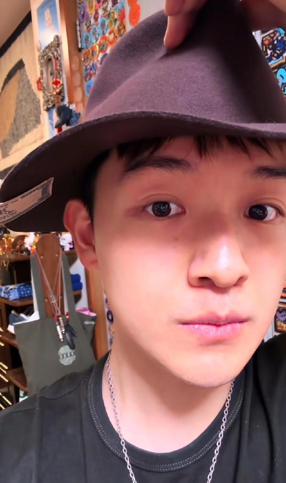 大帅哥董董和他家的酷宝宝来咯。
董董刚刚发视频，让大家看到了可爱董礼貌的另一种打