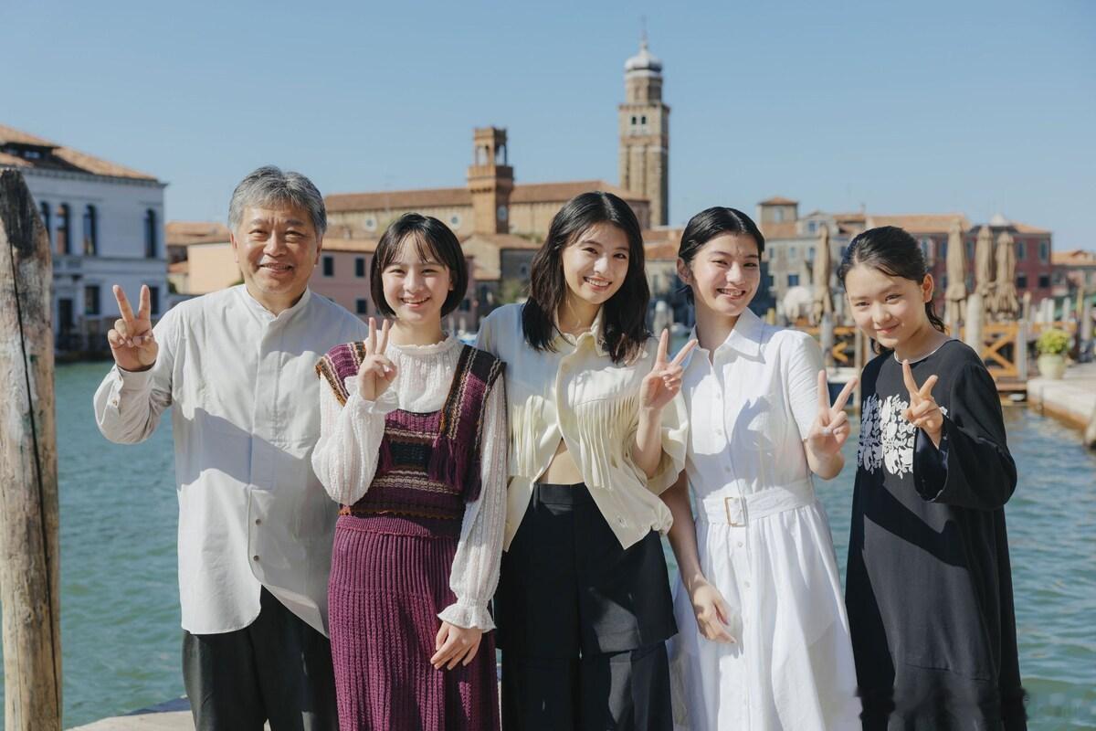 《蓦然回首》威尼斯电影节首映前，剧组成员是枝裕和、出口夏希、莳田彩珠、七濑枫莉和