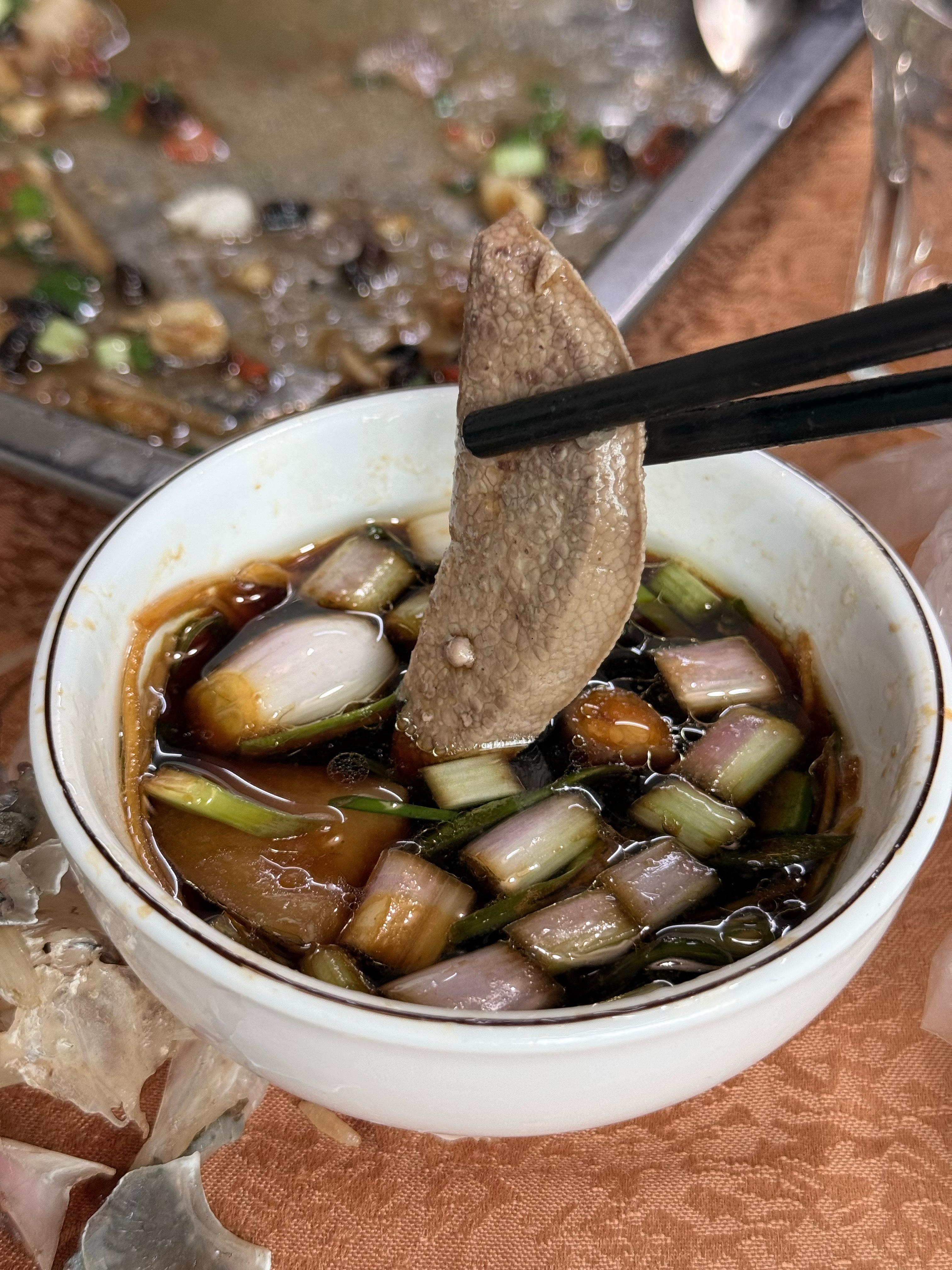 高端的食材只需要最简单的烹饪方式在广东吃火锅就是这么简单一锅清水 花生油 酱油香