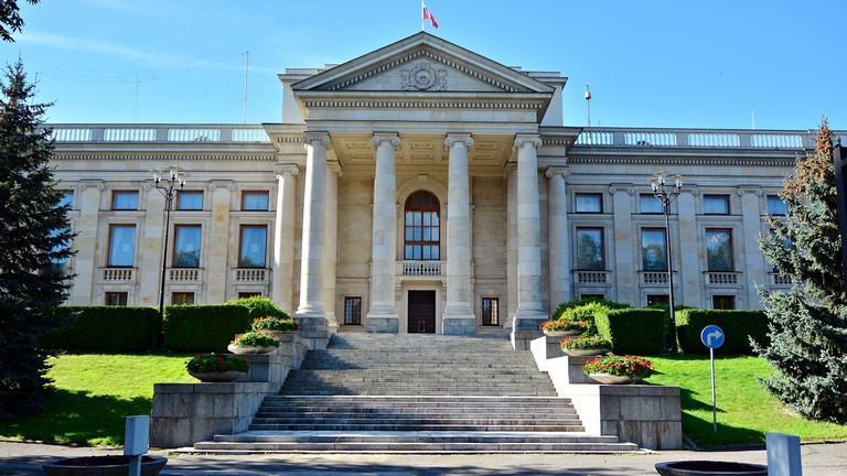 波兰议会下院议会通过决议，要求将俄罗斯驻华沙大使馆迁至更远的国防部所在地，理由是