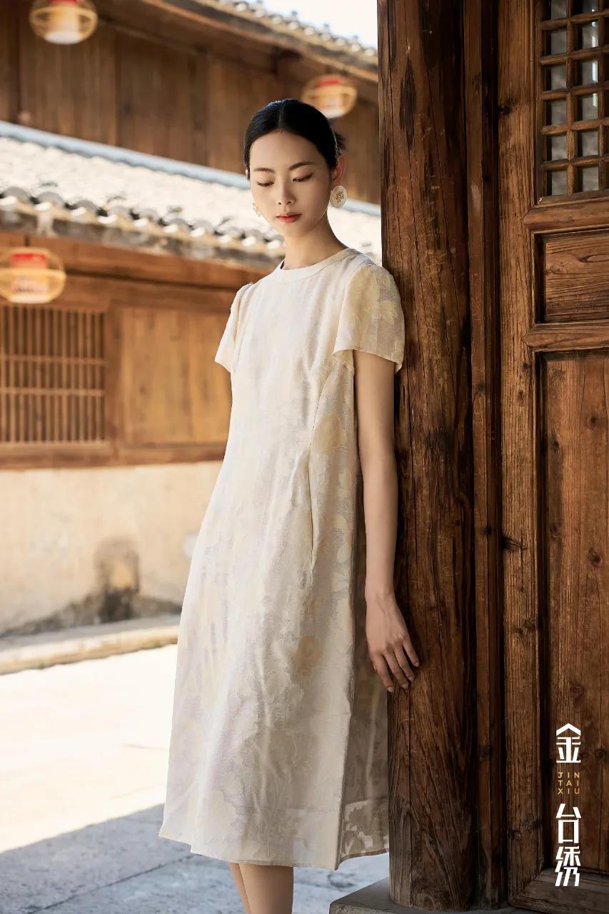 漫漫夏日
简优生活,奏响夏日音律
静穆典雅,谱写灵感画卷
连衣裙
如何将服装穿出
