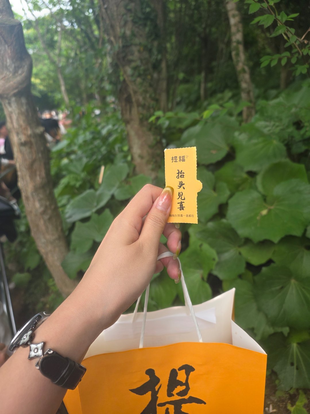普陀这个奶茶🧋翻开的时候正在善财洞排队，他说抬头见喜，我一抬头是王妃的后脑勺上