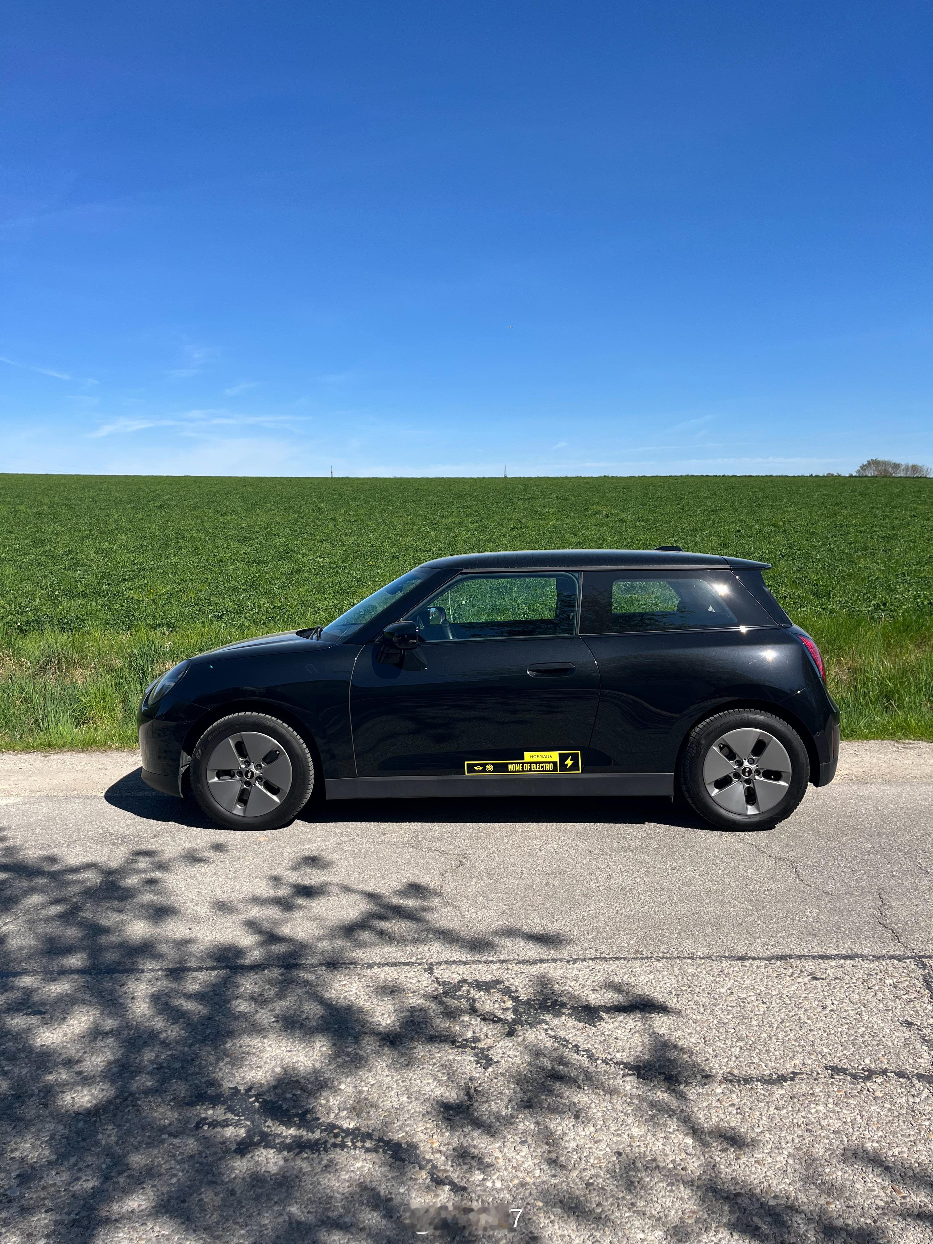 最近Mini含量高，这次是个基础版的，各方面和Cooper S都有差距。yz77