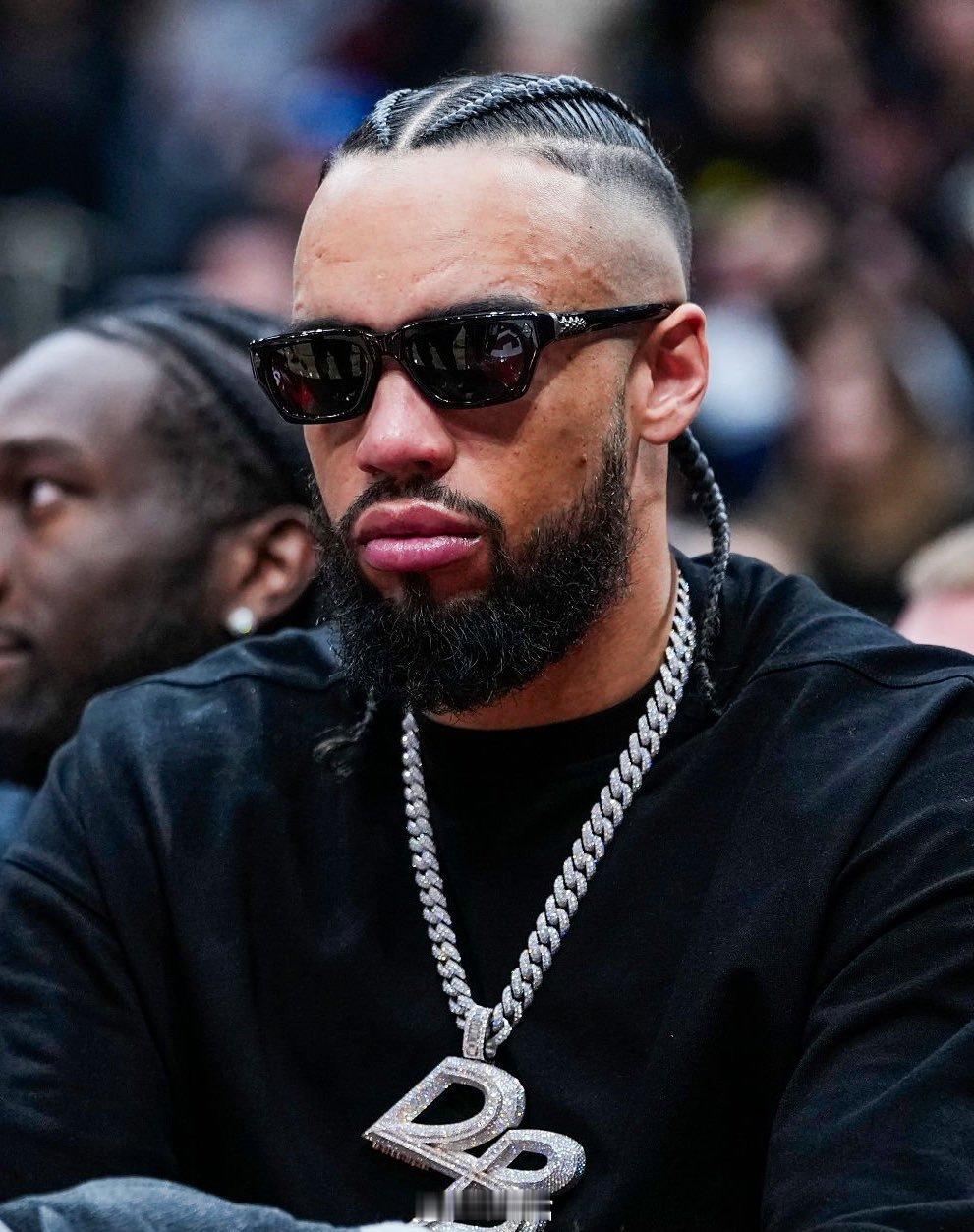 TMZ报道，狄龙·布鲁克斯在限速45英里的地方开到了85（136公里/小时），警