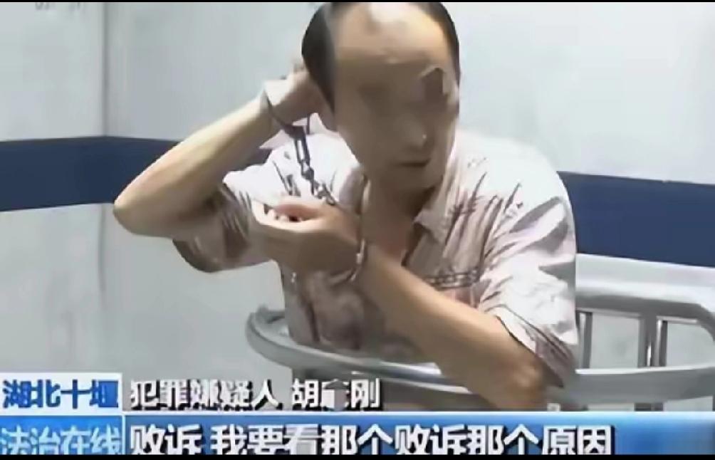 2015年，湖北一男子因为讨薪维权败诉后，在取法院判决回执单的时候，拿刀狠狠的刺