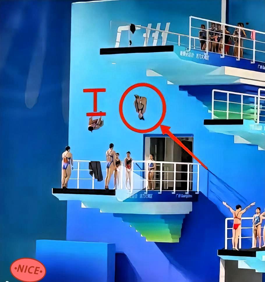 全红婵的核心力量太强了，
她和搭档练习的时候，
体重比她的搭档还要重，但是她跳的