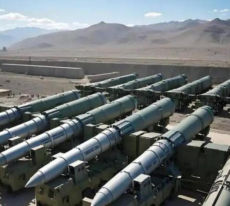 月产300枚导弹和数千架无人机的硬产能，试问，美以该如何接招？这场仗，恐怕从一开