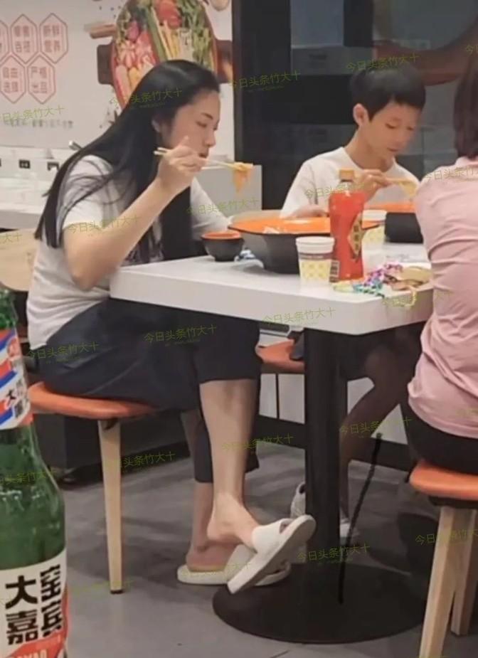 她素颜比化妆还美，这是多大的争议？明星生活，钱多不自由，吃饭都能成新闻，这日子你