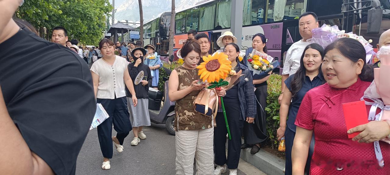 曾几何时孩子考试后兴起了送花的热潮，并且呈现愈发兴盛之势，然而在经历片刻之后的喧