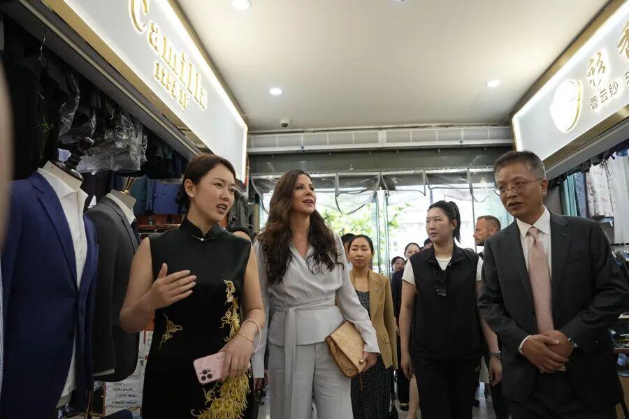5月27日塞尔维亚总统夫人塔玛拉逛上海南外滩轻纺市场太接地气了，越看越觉得亲切！