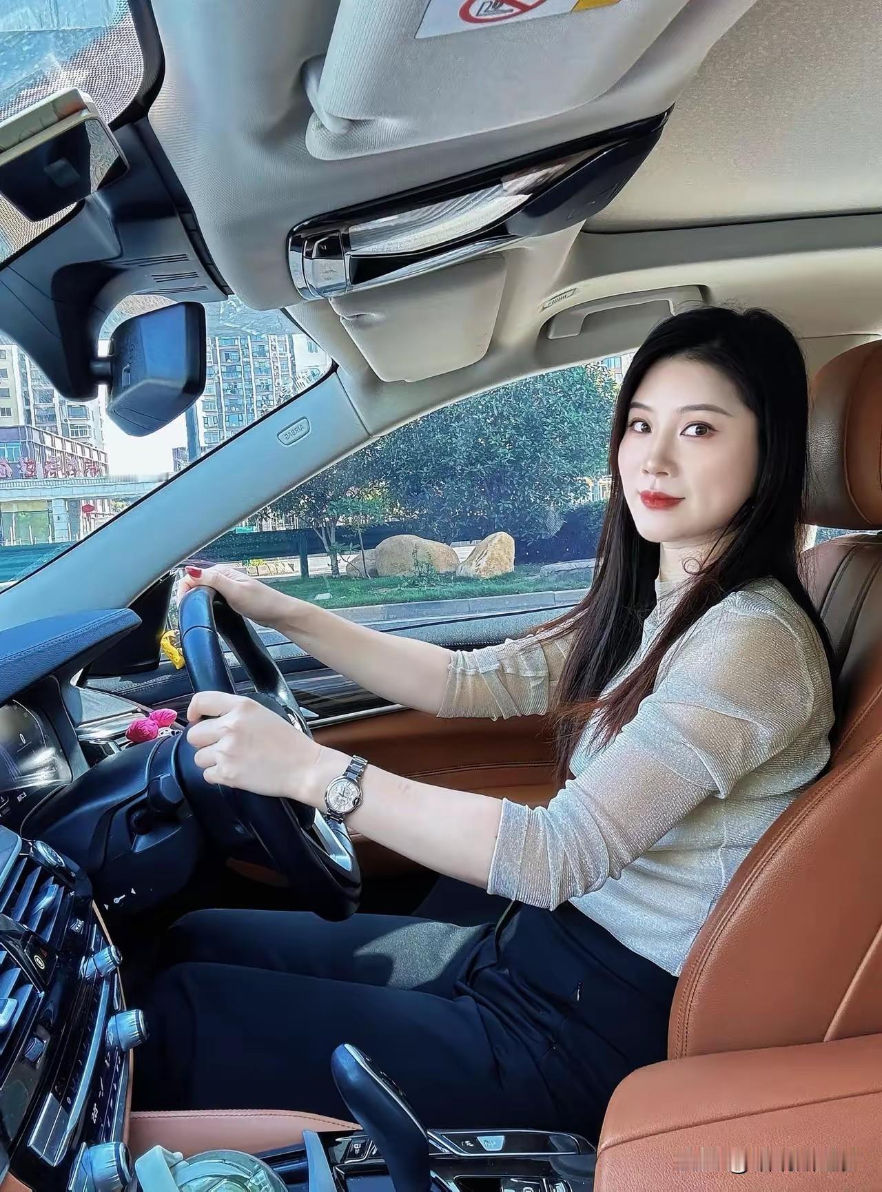 开车美女越来越多了