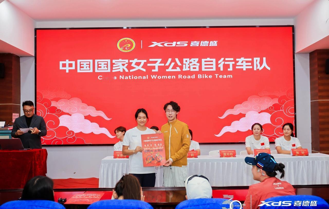 你知道国家队姑娘们备战的公路上，昨天骑过我身边吗？
第一次捏下喜德盛变速器的瞬间