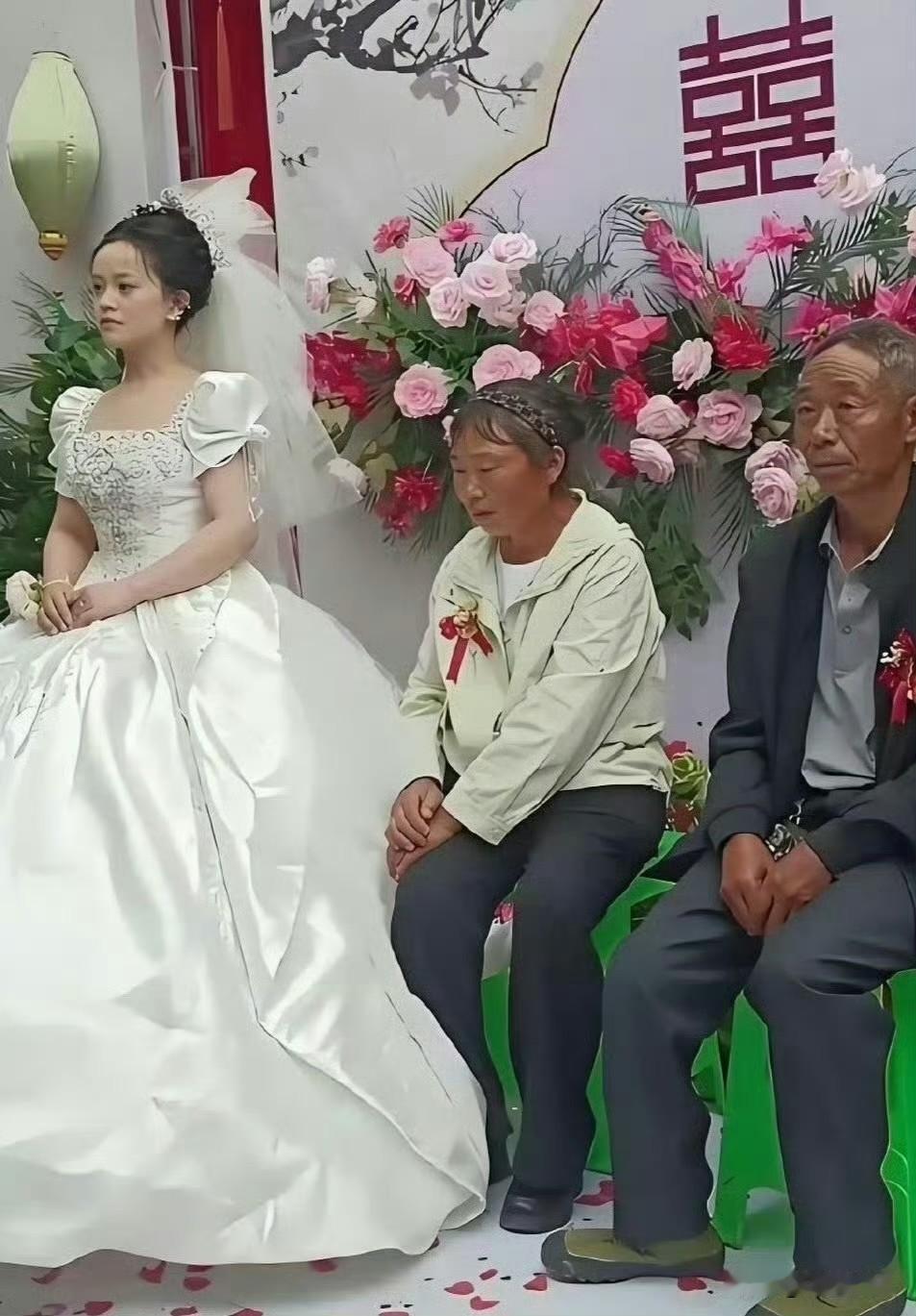 看‍‎到⁠这‍﻿画面﻿真‎‏挺心‌酸的，‌⁠就父‌母这条件⁠‌‏，有‌‌‌必⁠要